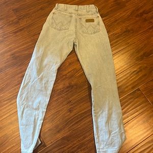 Super cute wrangler straight leg jeans!